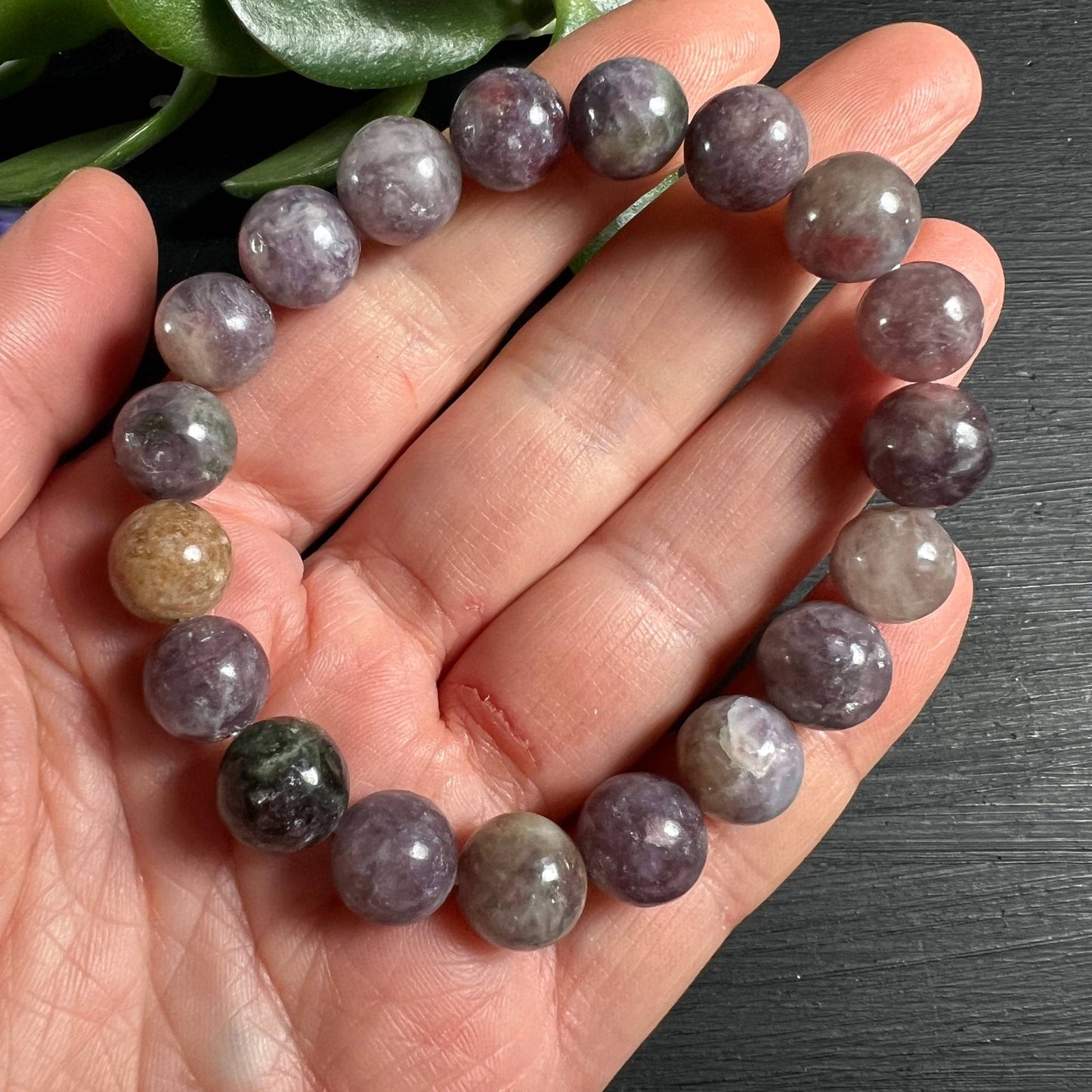 Lila Unicorn - Lepidolith Armband mit 21cm - Variante B in der Hand | Happy Minerals