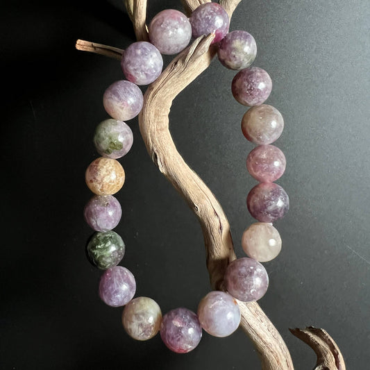Lila Unicorn - Lepidolith Armband mit 21cm - Variante B an Treibholz hängend | Happy Minerals