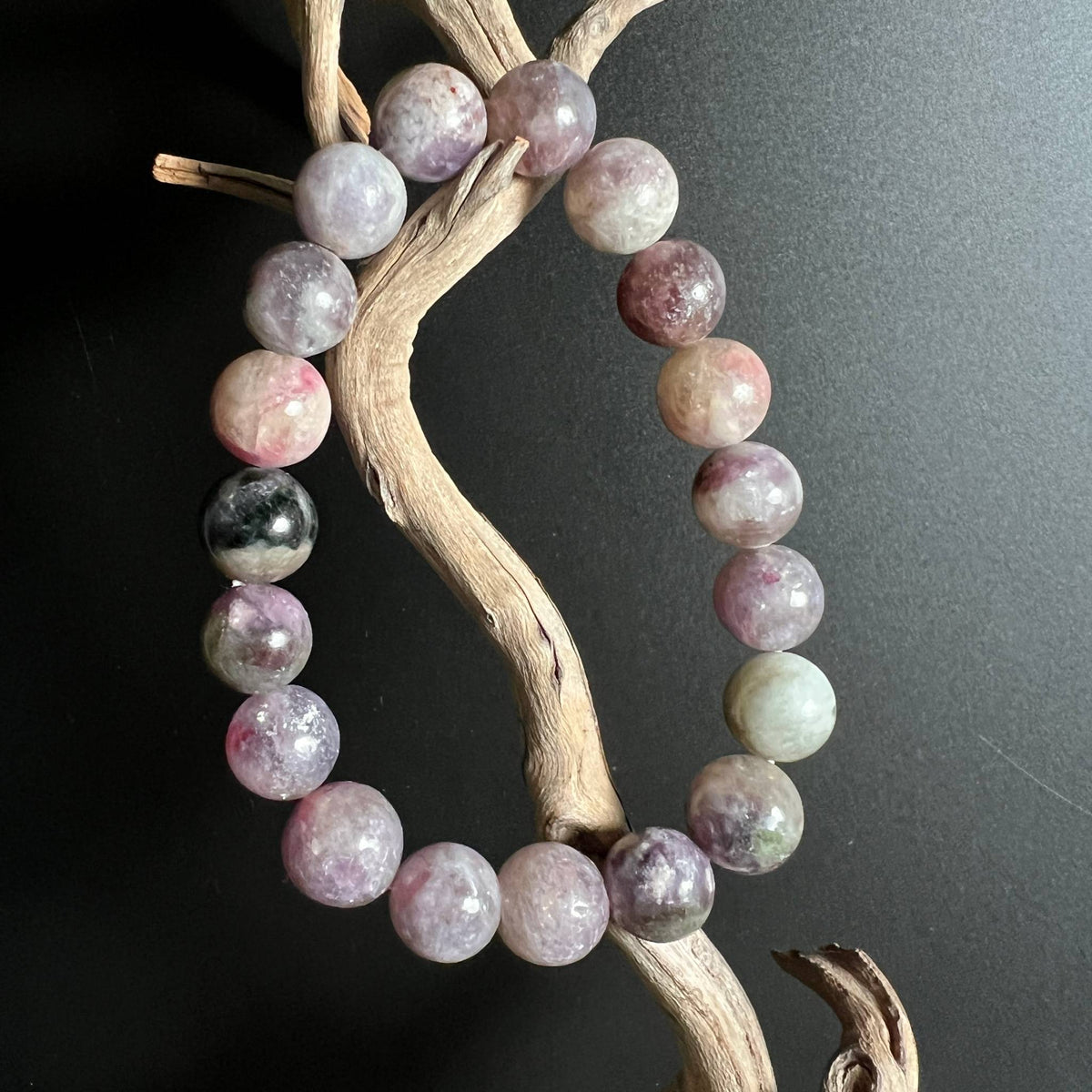 Lila Unicorn - Lepidolith Armband an Treibholz hängend - Variante A | Happy Minerals