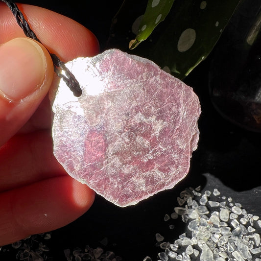 Lepidolith Anhänger, gebohrt mit Band 40mm | Happy Minerals