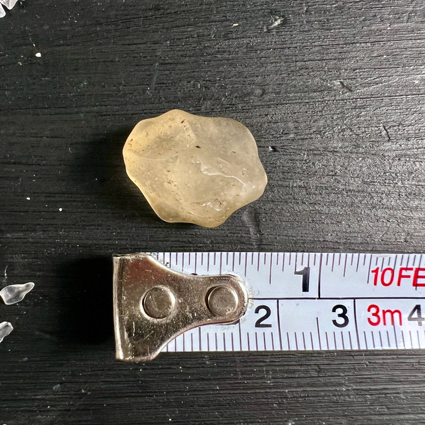 Libysches Wüstenglas Tektit mit Maßband ca. 20 mm | Größenvergleich | Happy Minerals