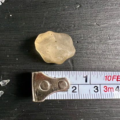 Libysches Wüstenglas Tektit mit Maßband ca. 20 mm | Größenvergleich | Happy Minerals