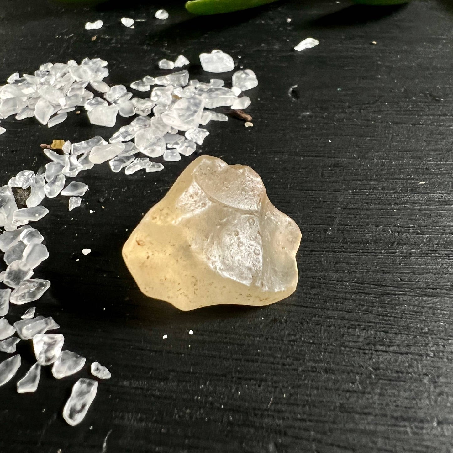 Libysches Wüstenglas Tektit Nahaufnahme mit Bergkristall-Splittern | Happy Minerals