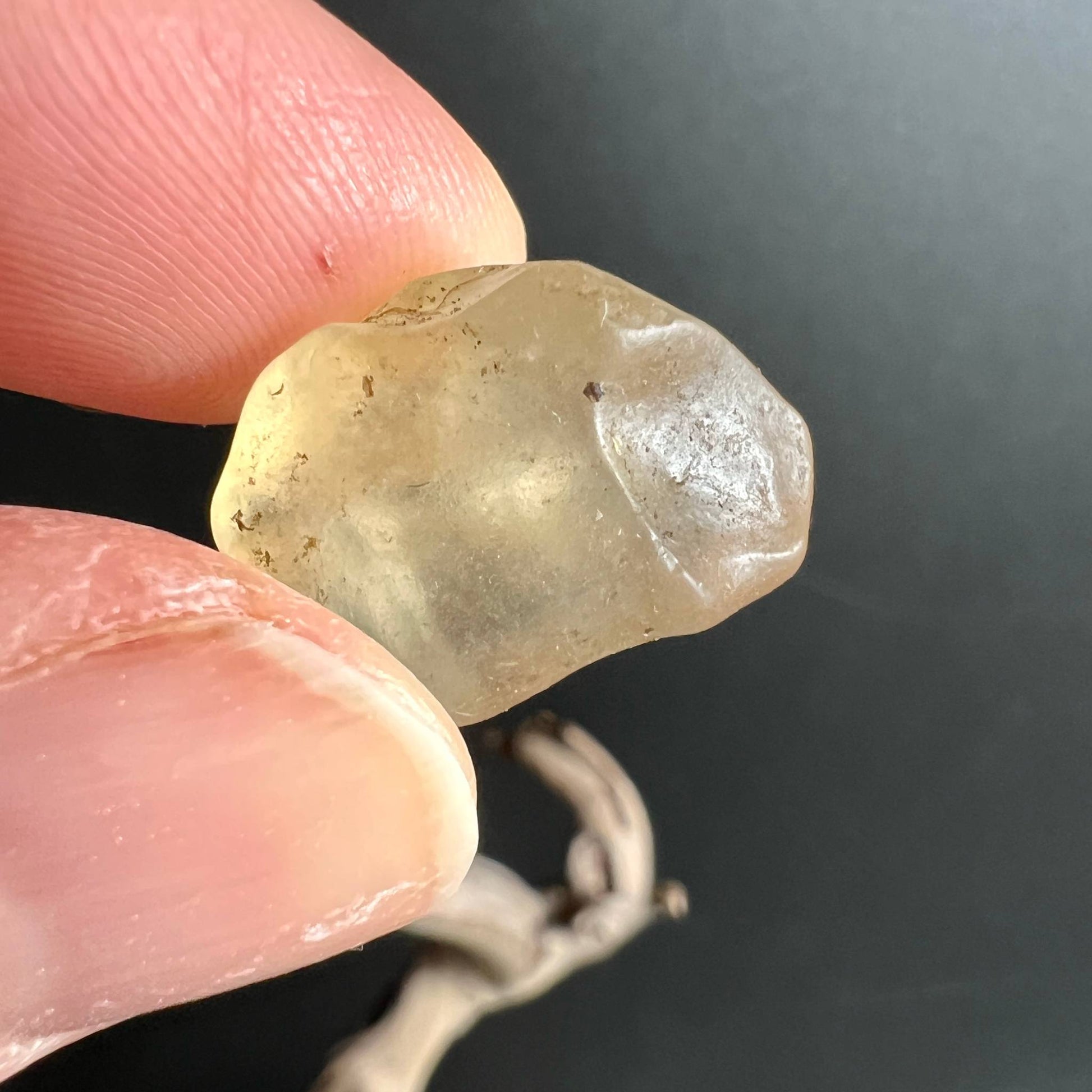 Libysches Wüstenglas Tektit Seitenansicht in Hand | natürliche Windschliff-Form | Happy Minerals