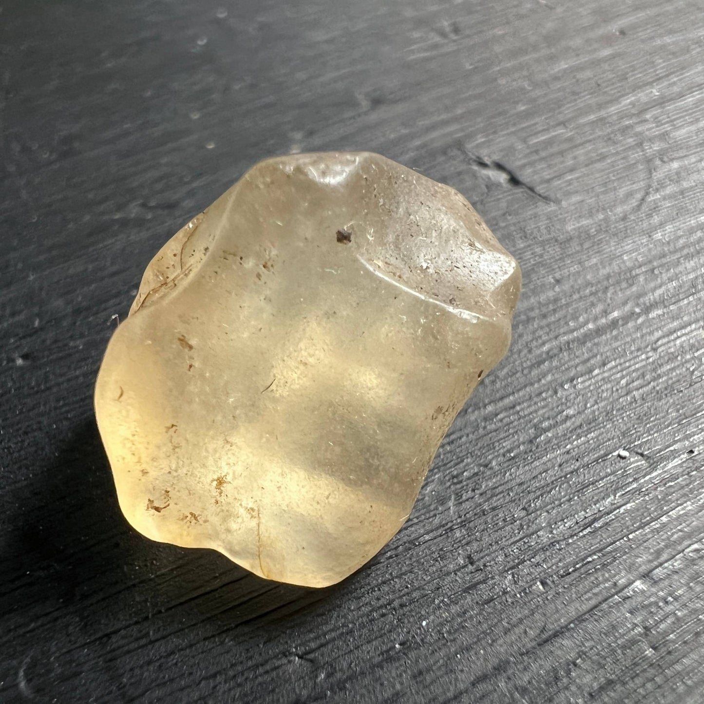 Libysches Wüstenglas Tektit warm goldgelb leuchtend Nahaufnahme | Happy Minerals