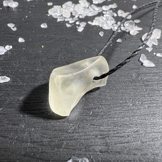 Libysches Glas Anhänger. Tektit gebohrt, mit Band. | Happy Minerals