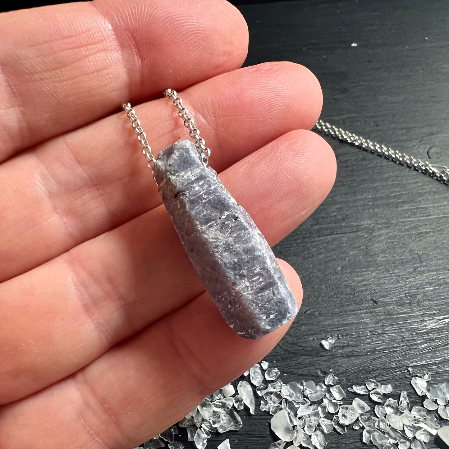 Lila-Blauer Saphir Anhänger – ein echtes Naturwunder aus Madagaskar! Der lila-blaue Saphir Kristall, ca. 30x10mm. | Happy Minerals