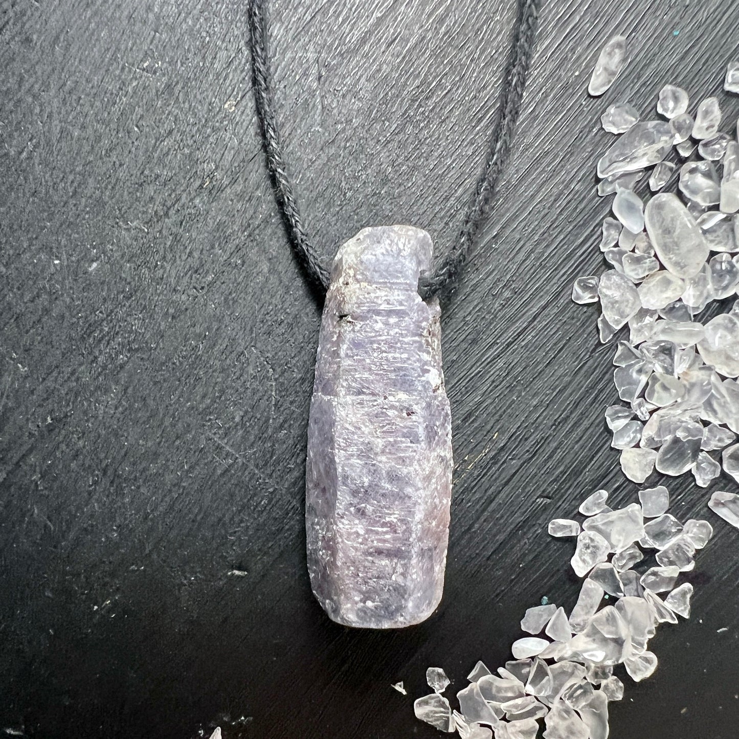 Lila-Blauer Saphir Anhänger – ein echtes Naturwunder aus Madagaskar! Der lila-blaue Saphir Kristall, ca. 30x10mm, mit Band. | Happy Minerals