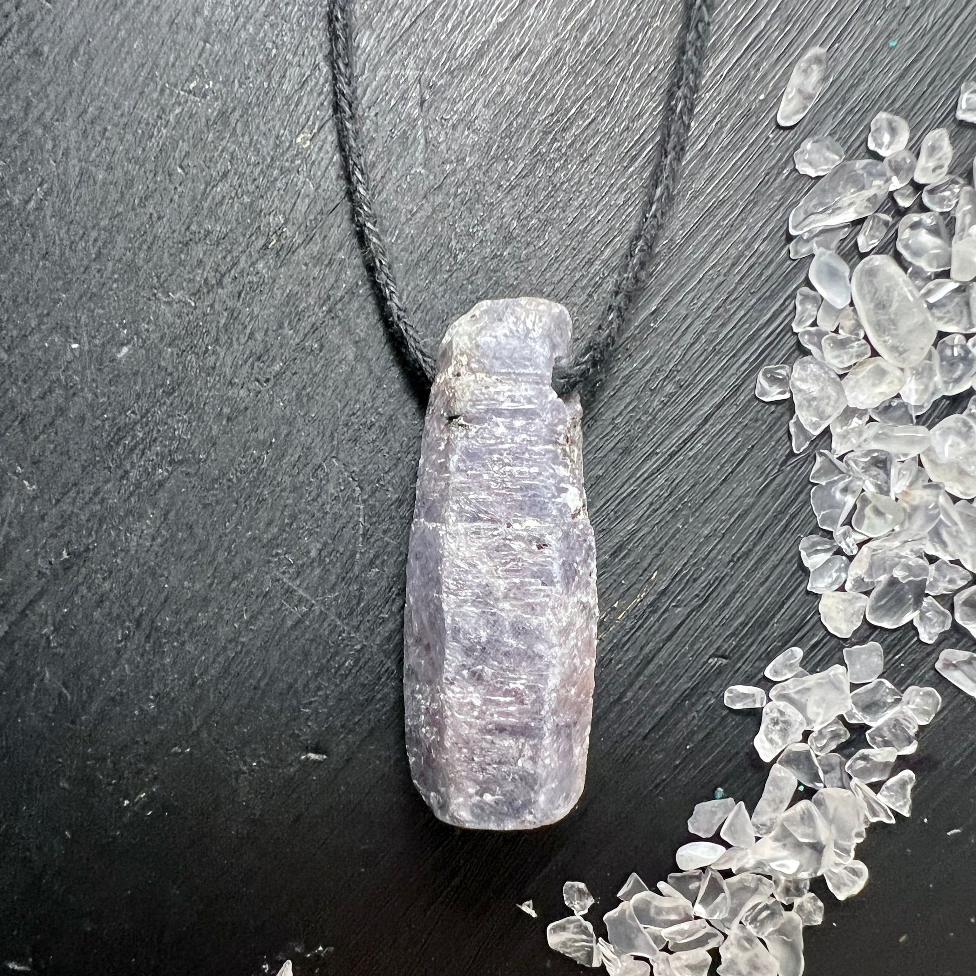 Lila-Blauer Saphir Anhänger – ein echtes Naturwunder aus Madagaskar! Der lila-blaue Saphir Kristall, ca. 30x10mm, mit Band. | Happy Minerals