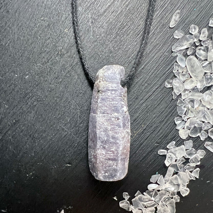 Lila-Blauer Saphir Anhänger – ein echtes Naturwunder aus Madagaskar! Der lila-blaue Saphir Kristall, ca. 30x10mm, mit Band. | Happy Minerals