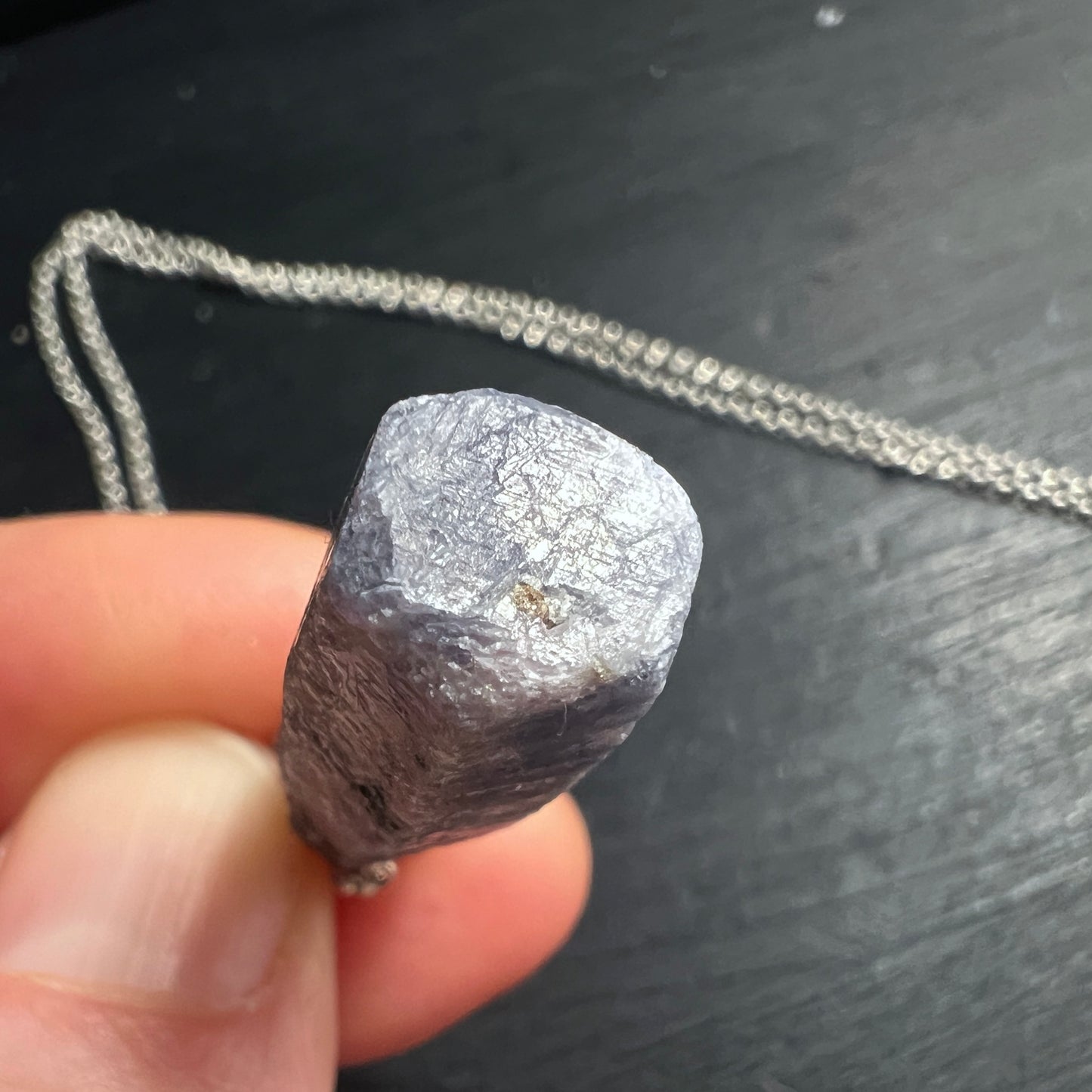 Lila-Blauer Saphir Anhänger&nbsp; – ein echtes Naturwunder aus Madagaskar! Der lila-blaue Saphir Kristall, ca. 30x10mm, Spitze. | Happy Minerals