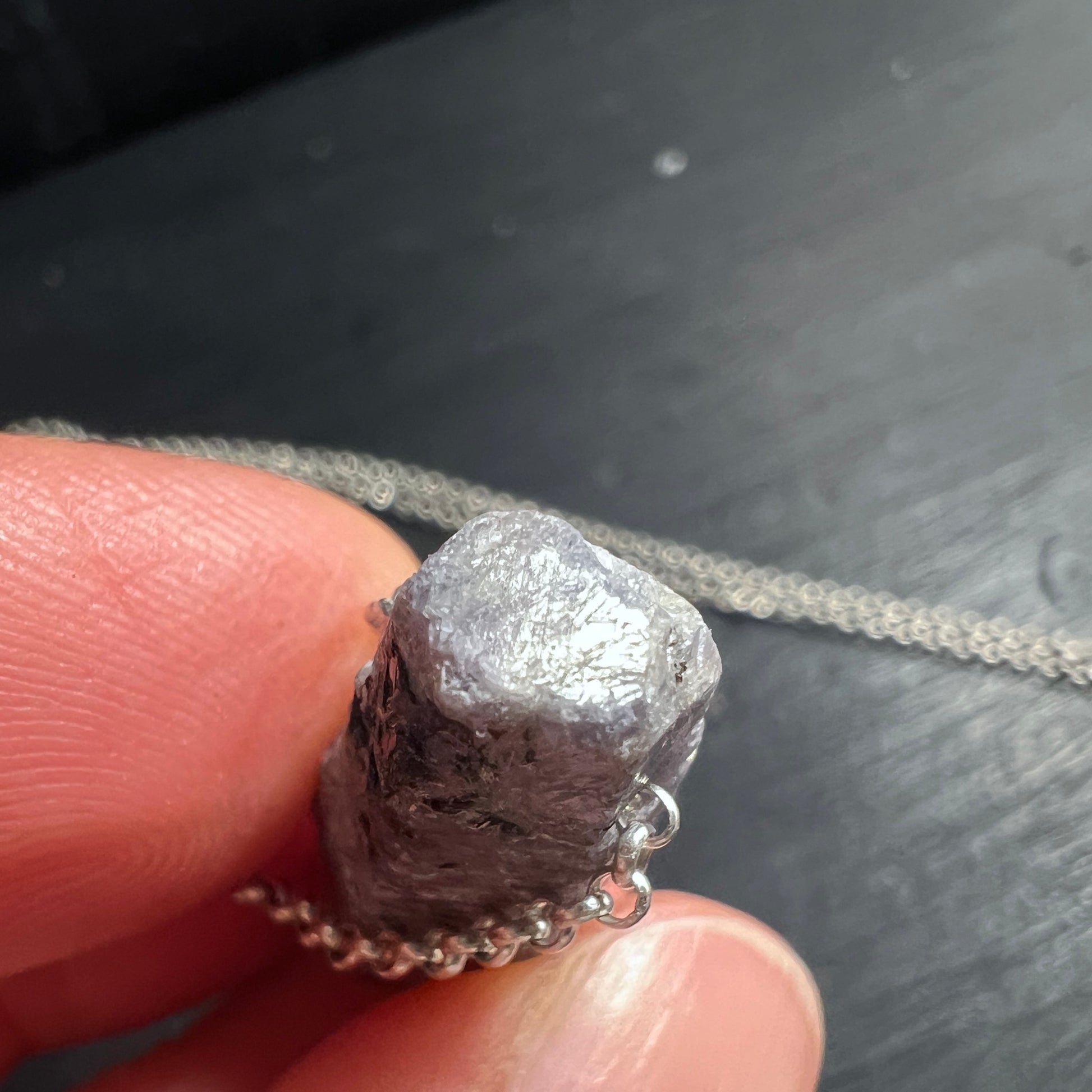 Lila-Blauer Saphir Anhänger – ein echtes Naturwunder aus Madagaskar! Der lila-blaue Saphir Kristall, ca. 30x10mm, andere Spitze. | Happy Minerals