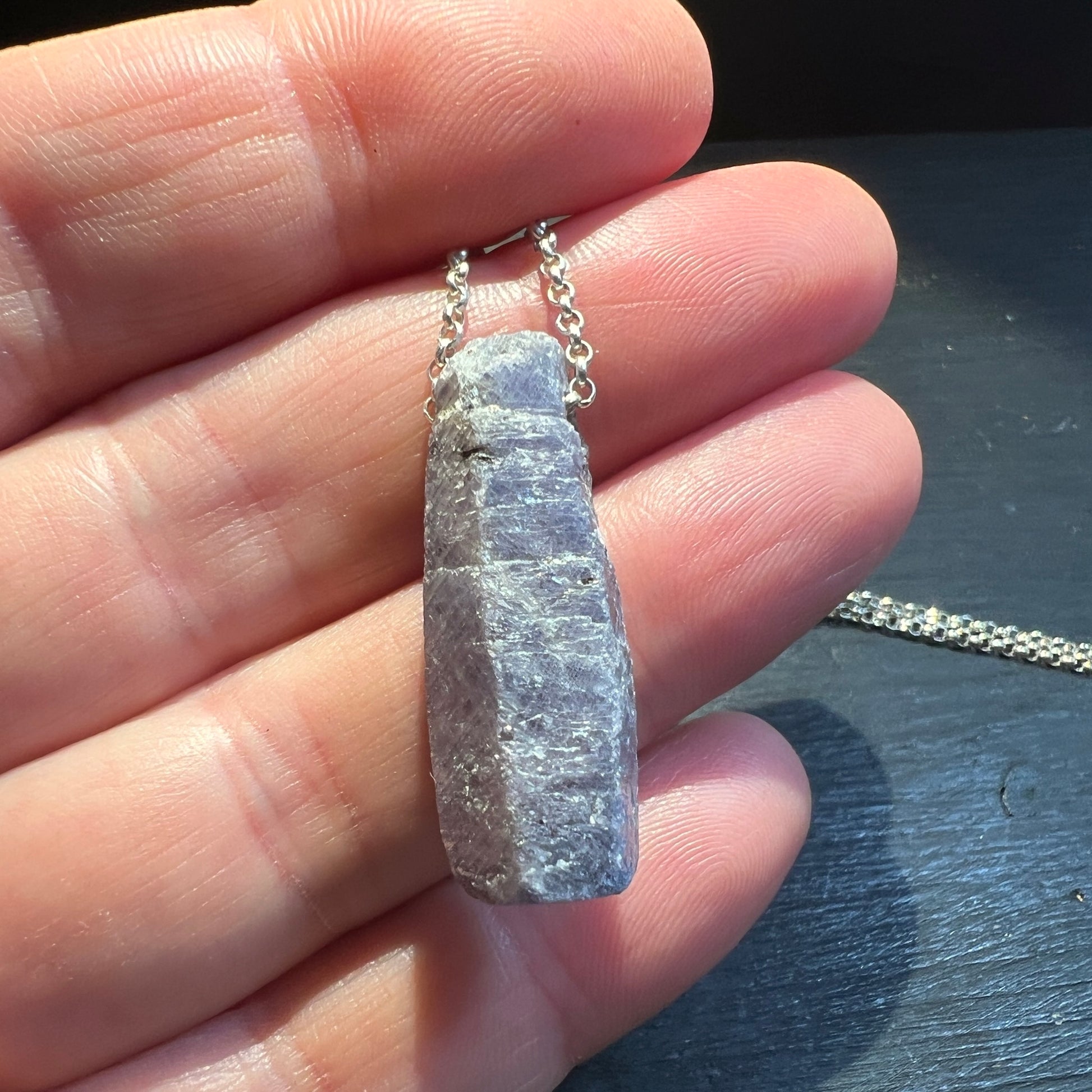 Lila-Blauer Saphir Anhänger&nbsp; – ein echtes Naturwunder aus Madagaskar! Der lila-blaue Saphir Kristall, ca. 30x10mm, in der Hand. | Happy Minerals