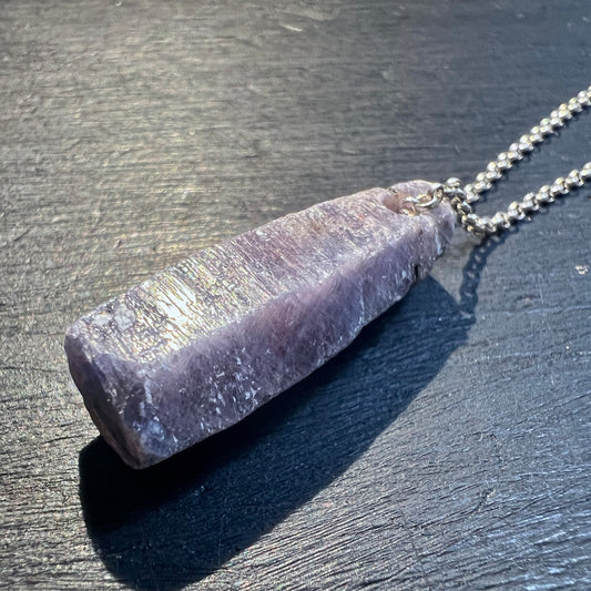 Lila-Blauer Saphir Anhänger&nbsp; – ein echtes Naturwunder aus Madagaskar! Der lila-blaue Saphir Kristall, ca. 30x10mm, wurde nicht behandelt, nur gebohrt, mit Band. | Happy Minerals