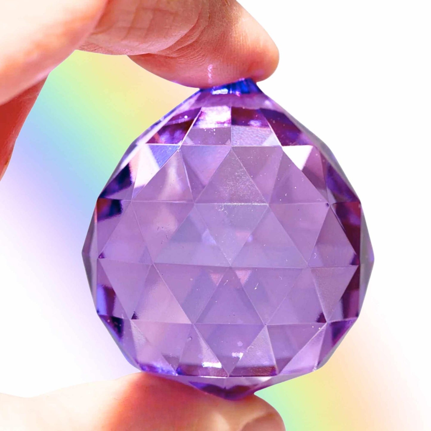 Detailaufnahme der facettierten lila Feng Shui Glaskugel 40mm | Happy Minerals