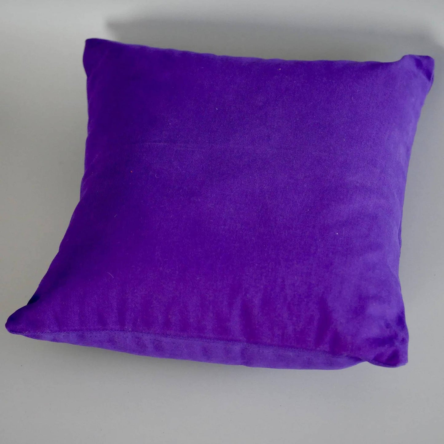 Yoga Kissen lila quadratisch 28x28cm | Buchweizenschalen Meditationskissen Baumwolle | Happy Minerals