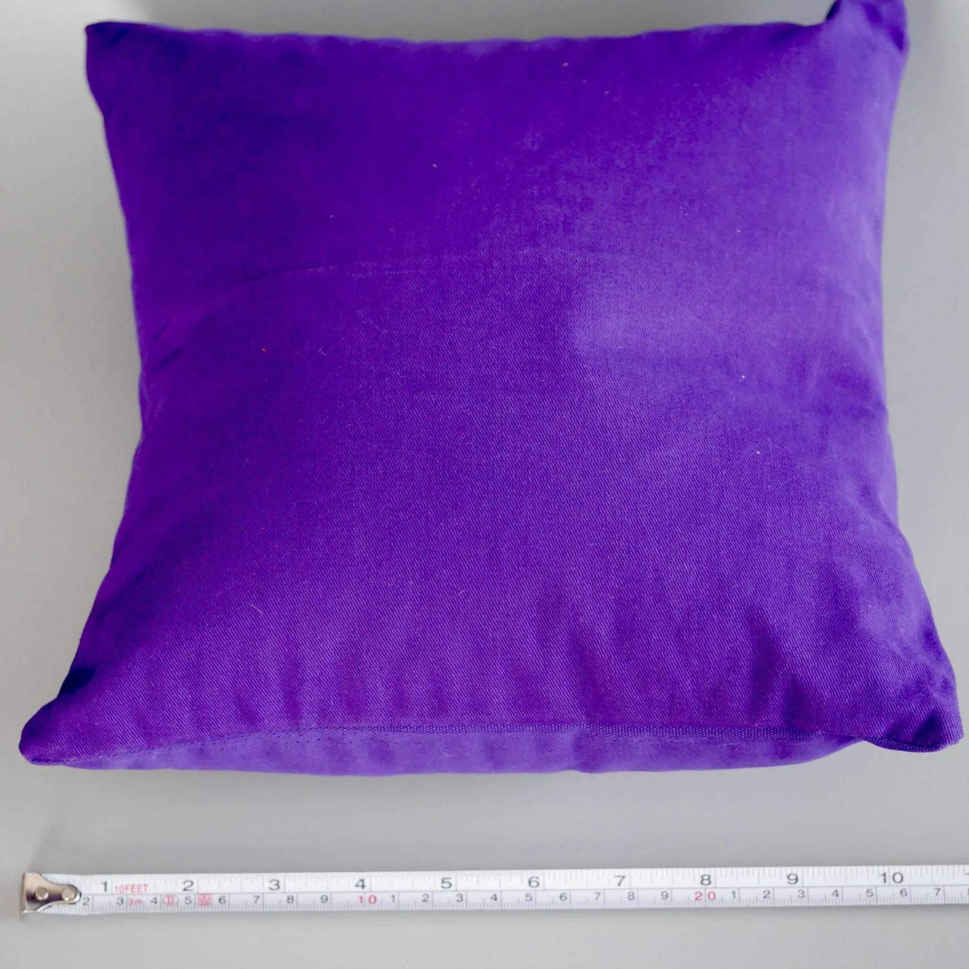 Yoga Kissen als Kristall-Display | lila Buchweizen-Kissen mit Maßstab | Happy Minerals
