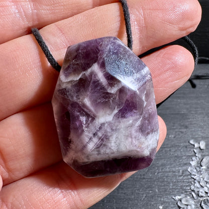 Lila-weißer Dream Amethyst Anhänger, Polygon Form, gebohrt.  | Happy Minerals
