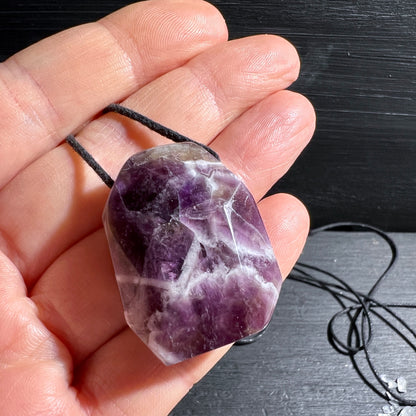 Lila-weißer Dream Amethyst Anhänger, Polygon Form, in der Hand.  | Happy Minerals