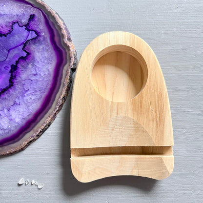 Lila Achatscheibe aus Brasilien, mit einem stilvollen Teelichthalter aus Holz als Set. | Happy Minerals