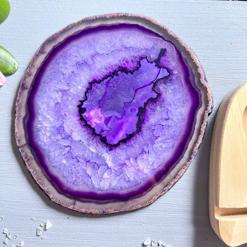 Lila Achatscheibe aus Brasilien, mit einem stilvollen Teelichthalter aus Holz als Set. Liegend.| Happy Minerals