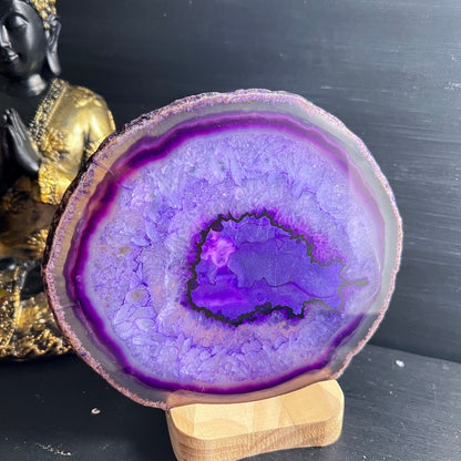 Lila Achatscheibe aus Brasilien, mit einem stilvollen Teelichthalter aus Holz als Set. Mit Buddha. | Happy Minerals
