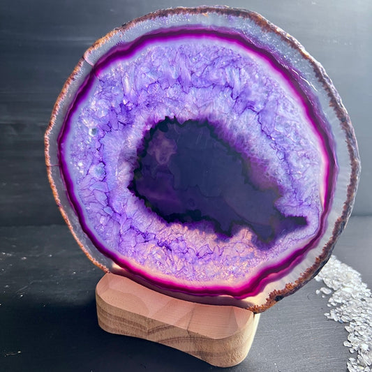 Lila Achatscheibe aus Brasilien, mit einem stilvollen Teelichthalter aus Holz als Set. Mit einem Durchmesser von ca. 14 cm | Happy Minerals
