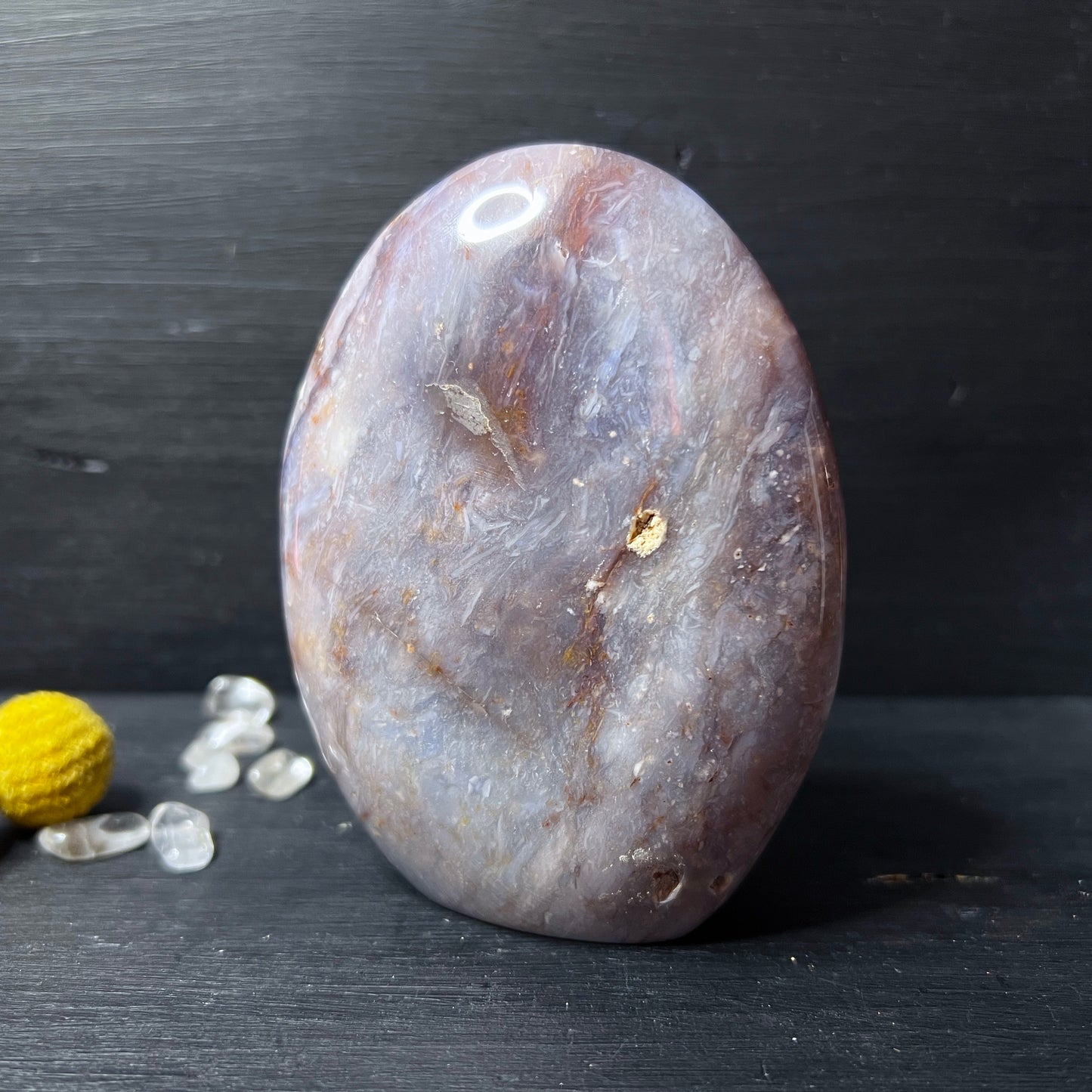 Lila Chalcedon Dekostein von der Seite – Boho Spirit Vibes  | Happy Minerals