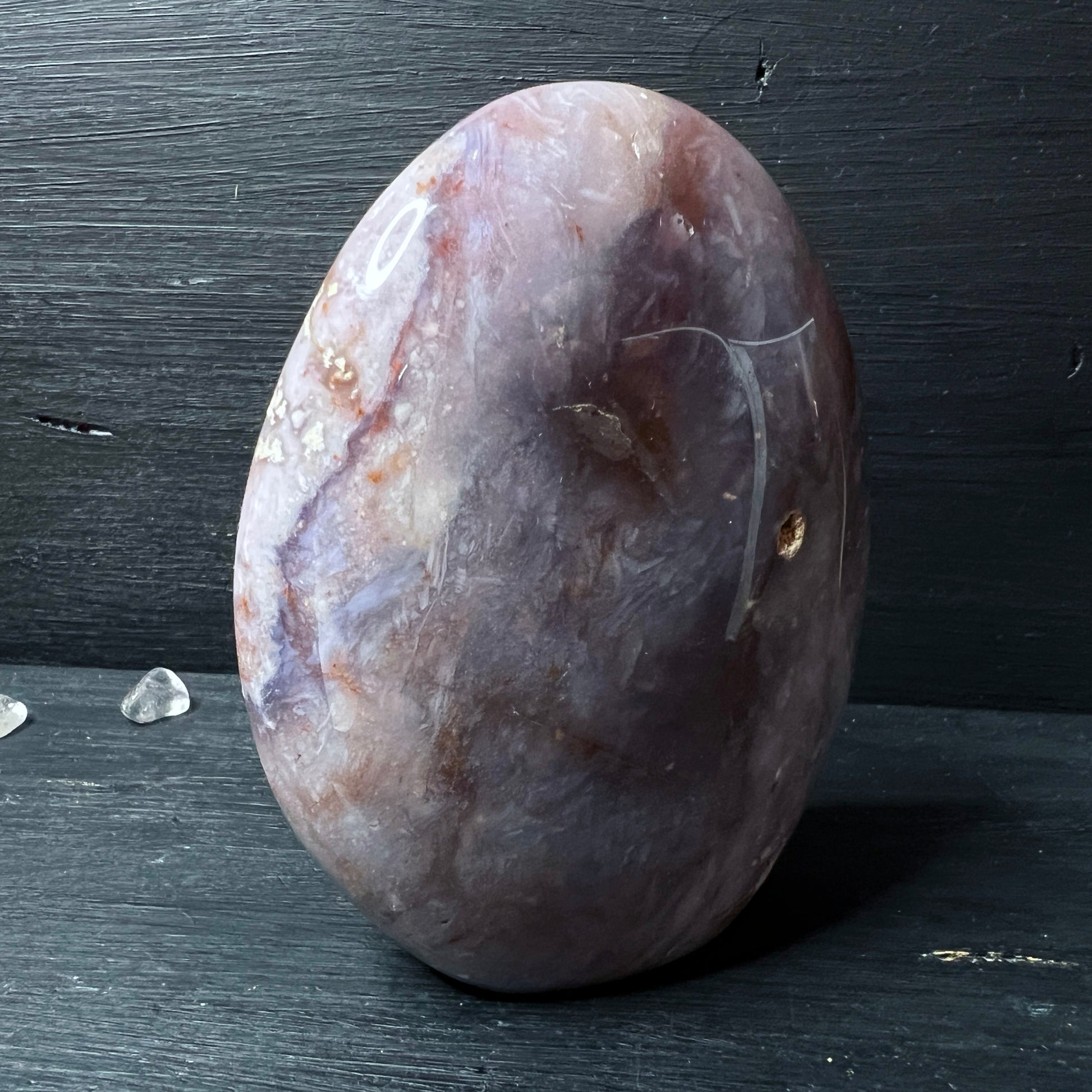 Lila Chalcedon Dekostein von der Seite – Boho Spirit Vibes für dein Zuhause | Happy Minerals
