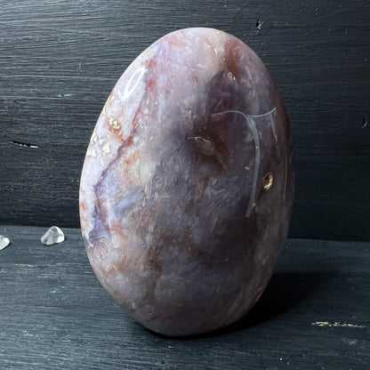 Lila Chalcedon Dekostein von der Seite – Boho Spirit Vibes für dein Zuhause | Happy Minerals