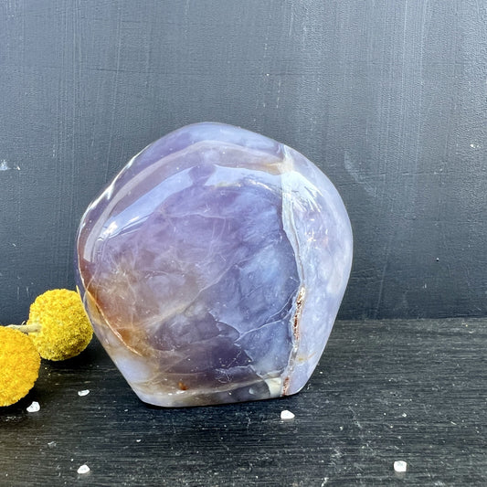 Lila Chalcedon Freeform Seitenansicht, Frontansicht | Happy Minerals