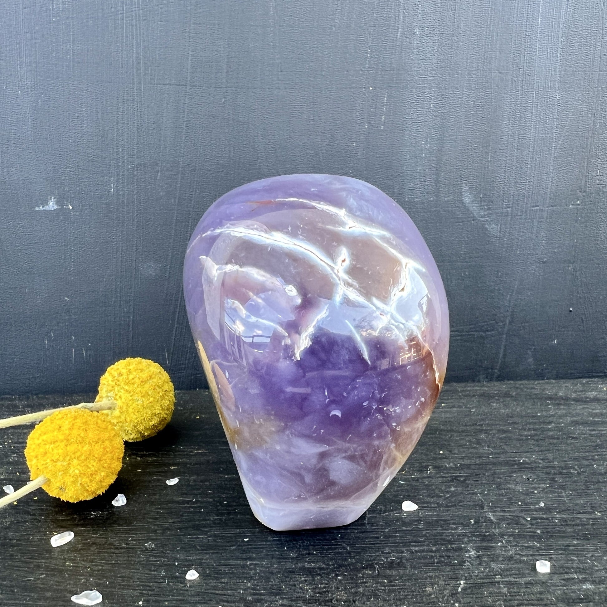 Lila Chalcedon Freeform Seitenansicht, mit weißen Linien| Happy Minerals