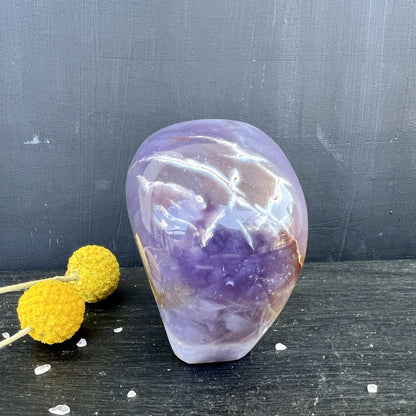 Lila Chalcedon Freeform Seitenansicht, mit weißen Linien| Happy Minerals