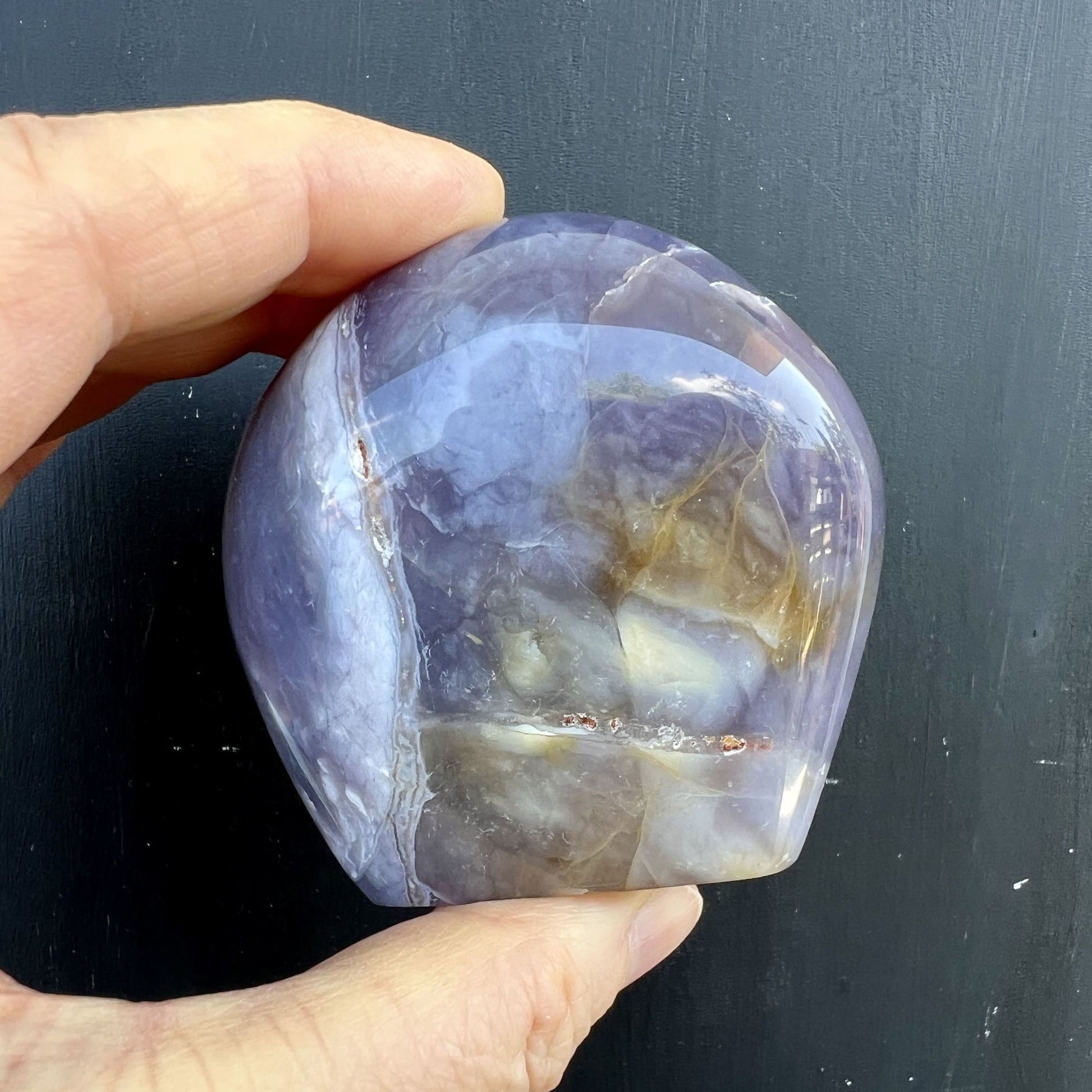 Lila Chalcedon Freeform in der Hand | Happy Minerals