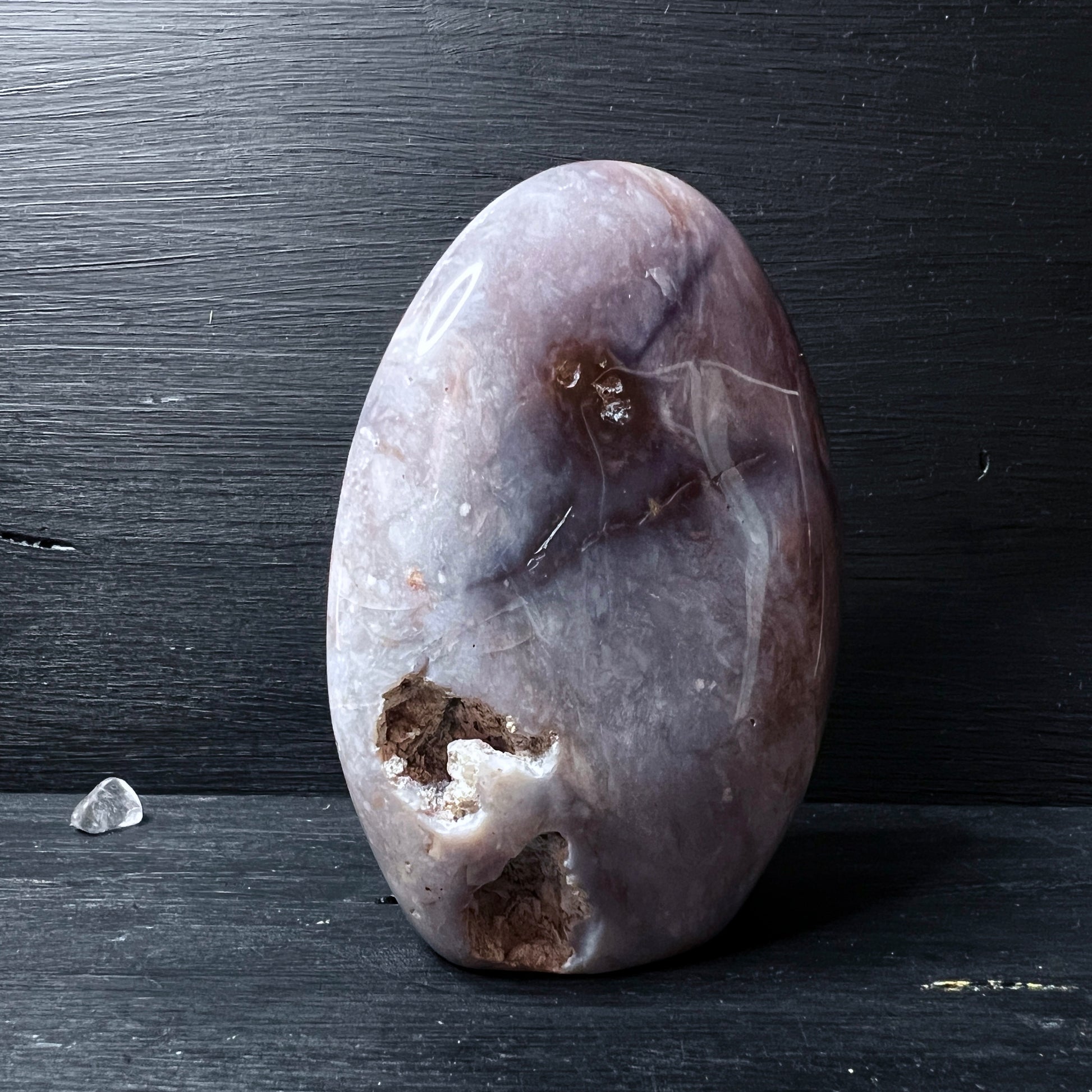Lila Chalcedon stehend, Seite