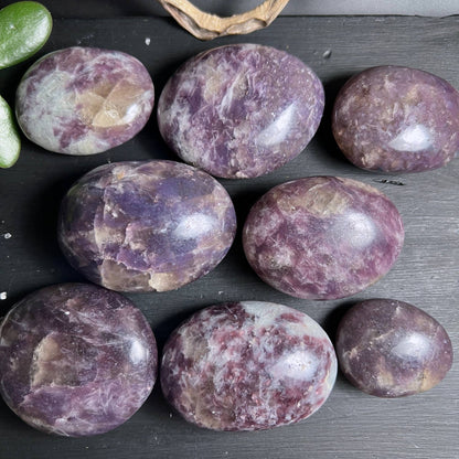 Lepidolith Handschmeichler Kollektion 8 Stueck | lavendel violett Unicorn Stone | Happy Minerals