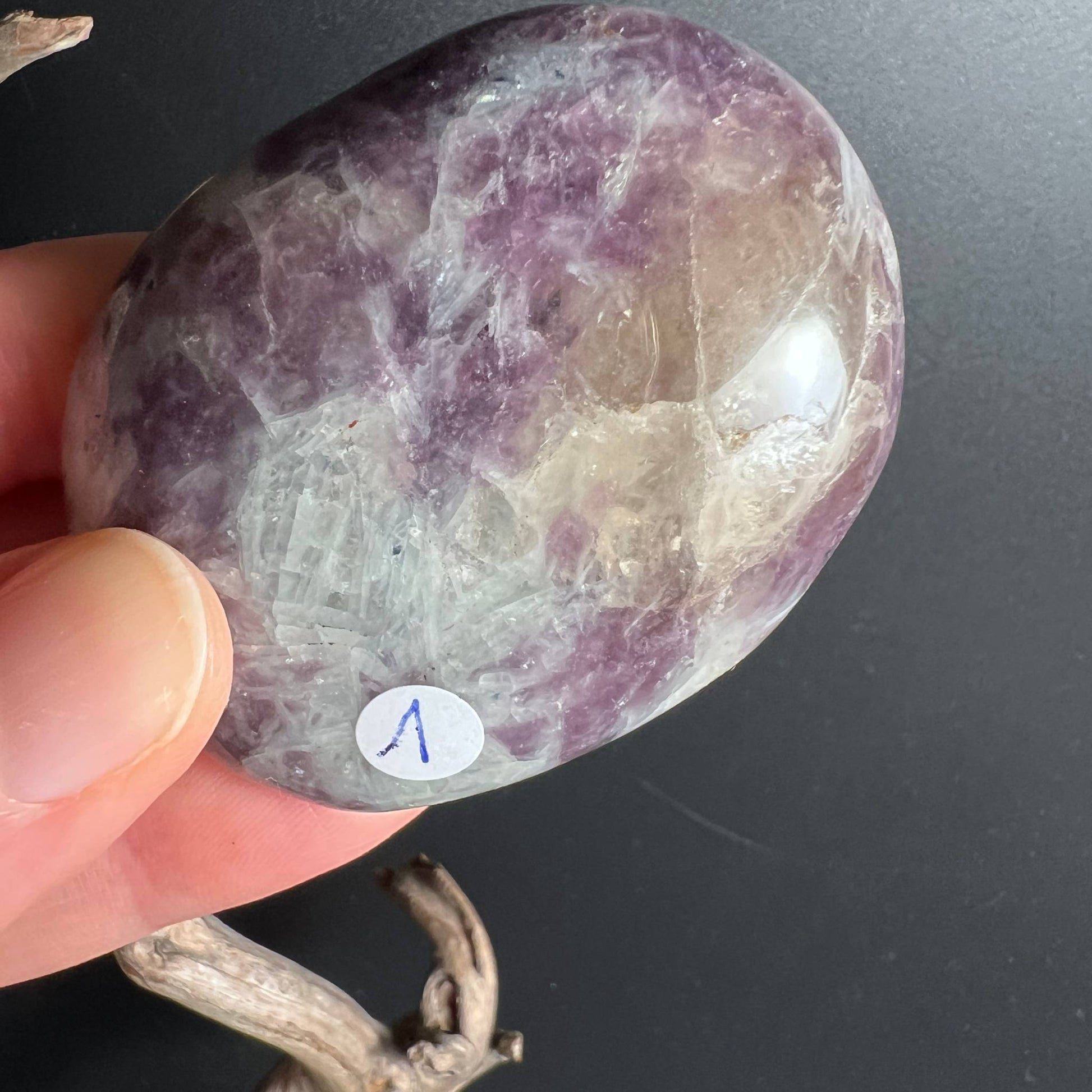 Lepidolith Palmstone Nr. 1 mit Quarz und Pink Turmalin Einschluss | Madagaskar | Happy Minerals