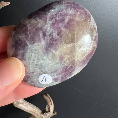 Lepidolith Palmstone Nr. 1 mit Quarz und Pink Turmalin Einschluss | Madagaskar | Happy Minerals