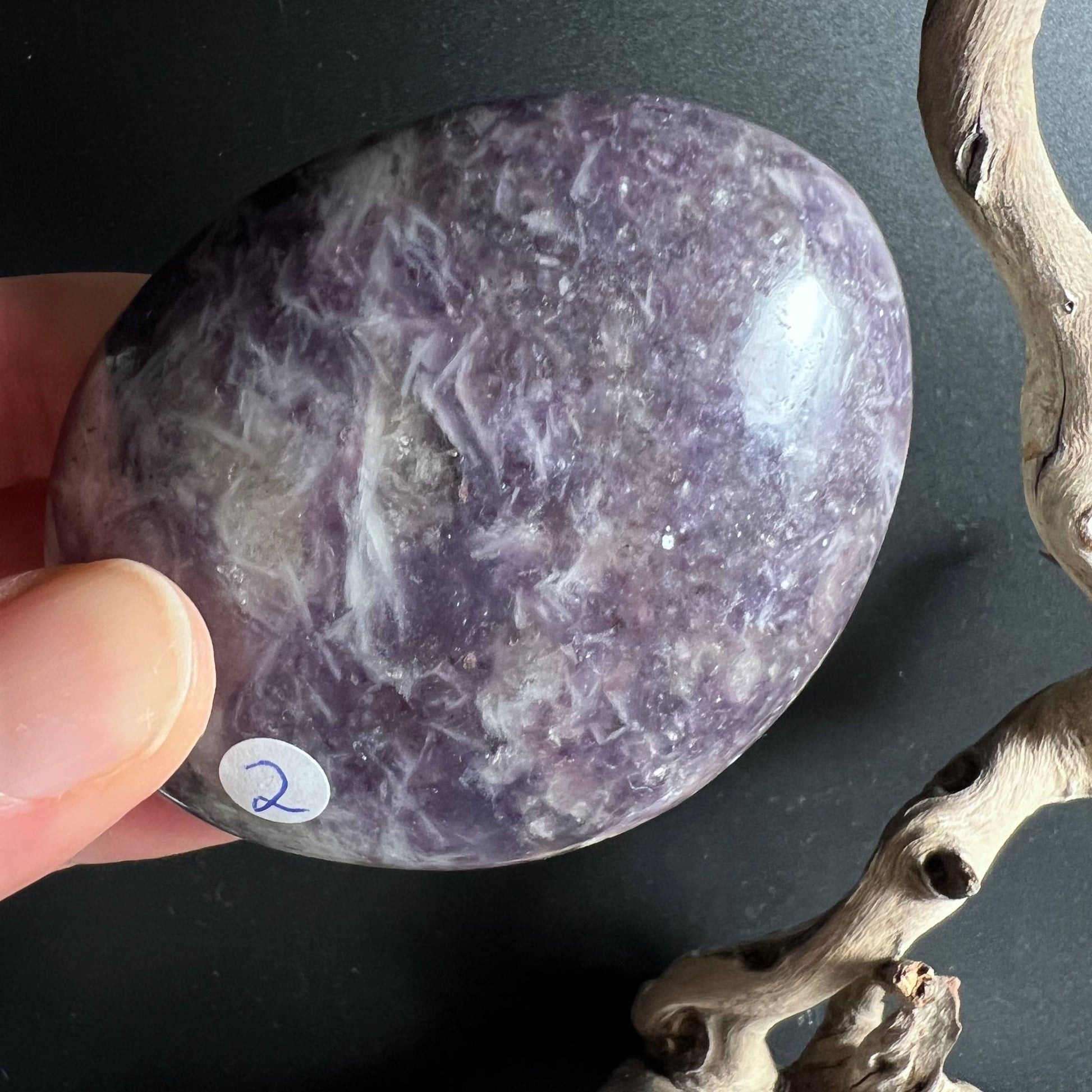 Lepidolith Handstein Nr. 2 zartes Lavendel mit silbrigem Glimmerschimmer | Happy Minerals