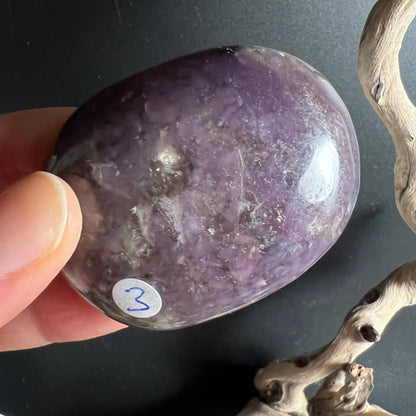 Lepidolith Unicorn Stone Nr. 3 tiefviolett poliert | natuerlicher Lithiumglimmer | Happy Minerals