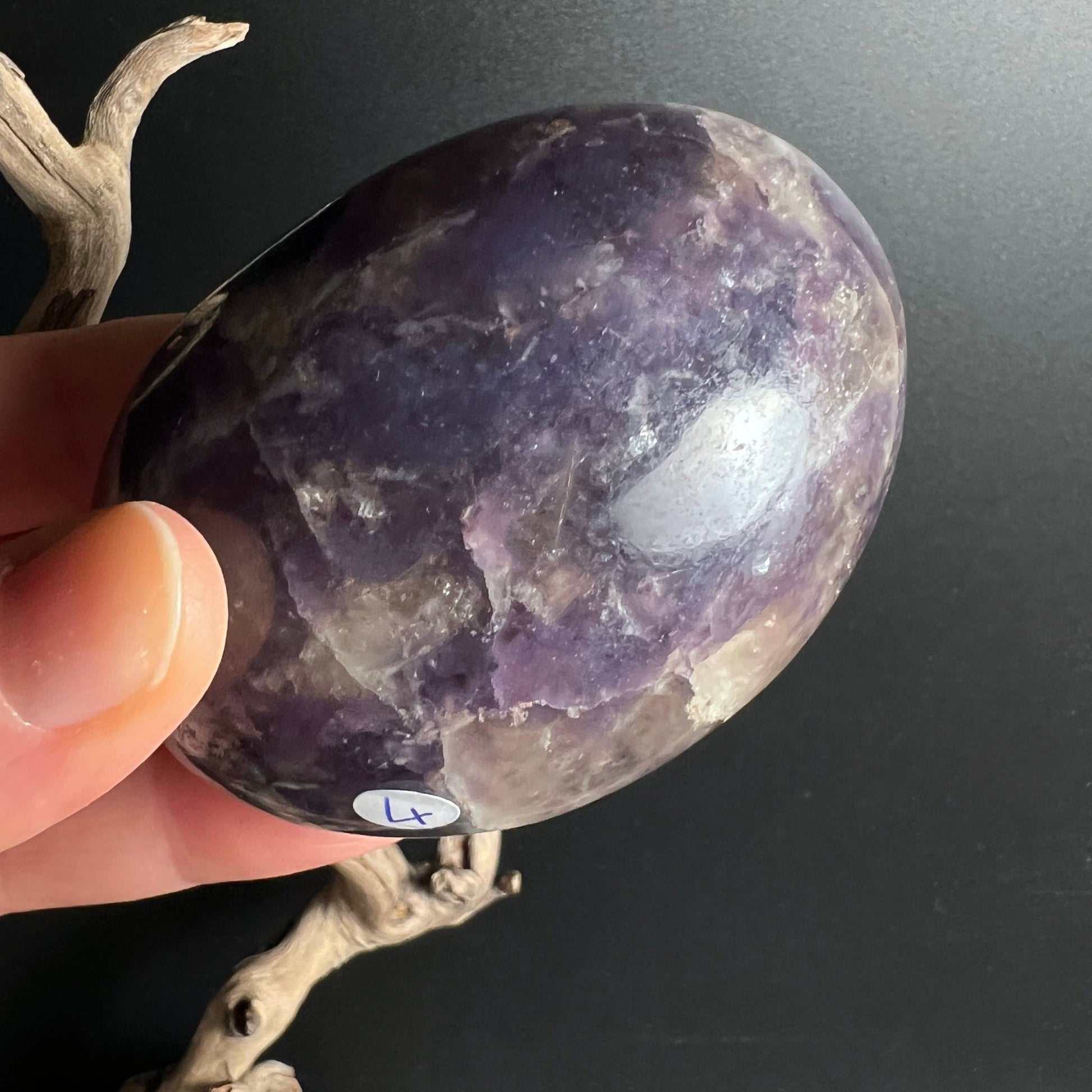 Lepidolith Palmstone Nr. 4 dunkelviolett mit Quarzfenster | Sammlerstueck Madagaskar | Happy Minerals