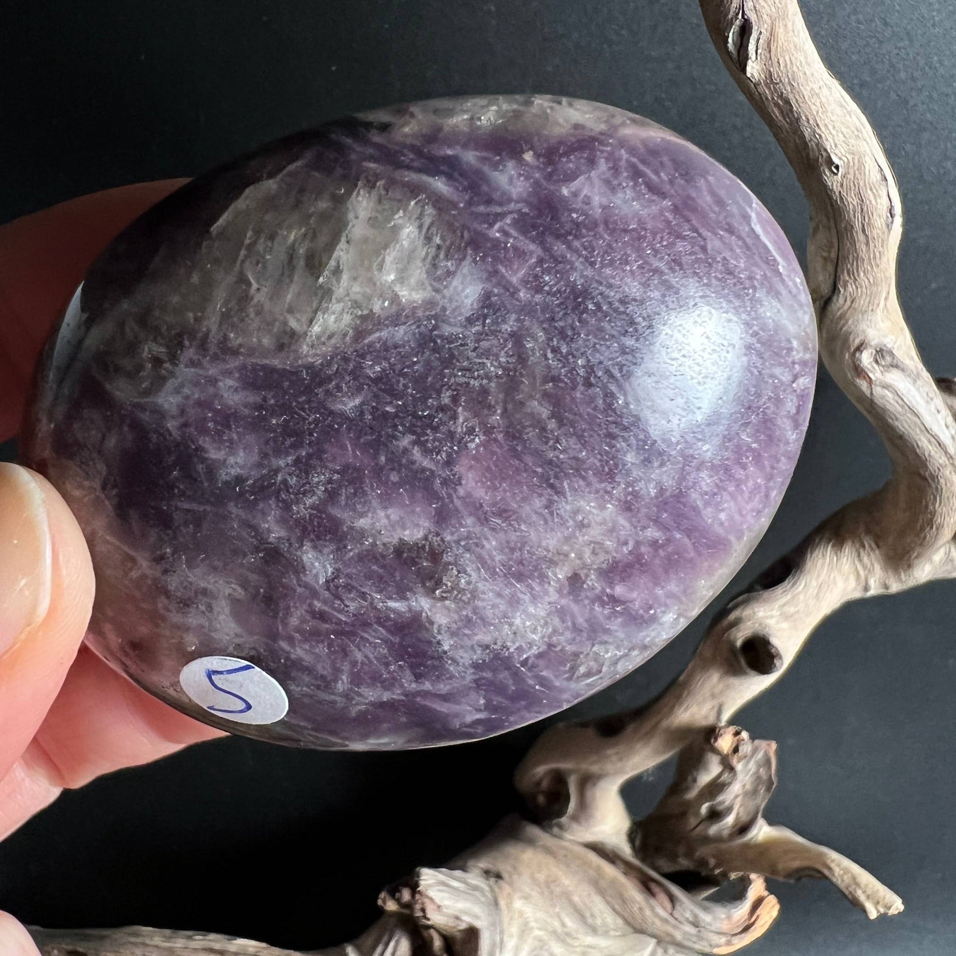 Lepidolith Handschmeichler Nr. 5 violett mit seidigem Schimmer | Madagaskar | Happy Minerals