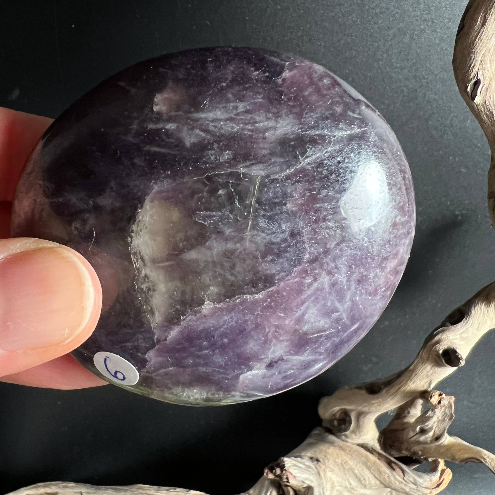 Lepidolith Handstein Nr. 6 lavendel mit transparentem Quarz Einschluss | Happy Minerals