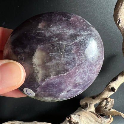 Lepidolith Handstein Nr. 6 lavendel mit transparentem Quarz Einschluss | Happy Minerals