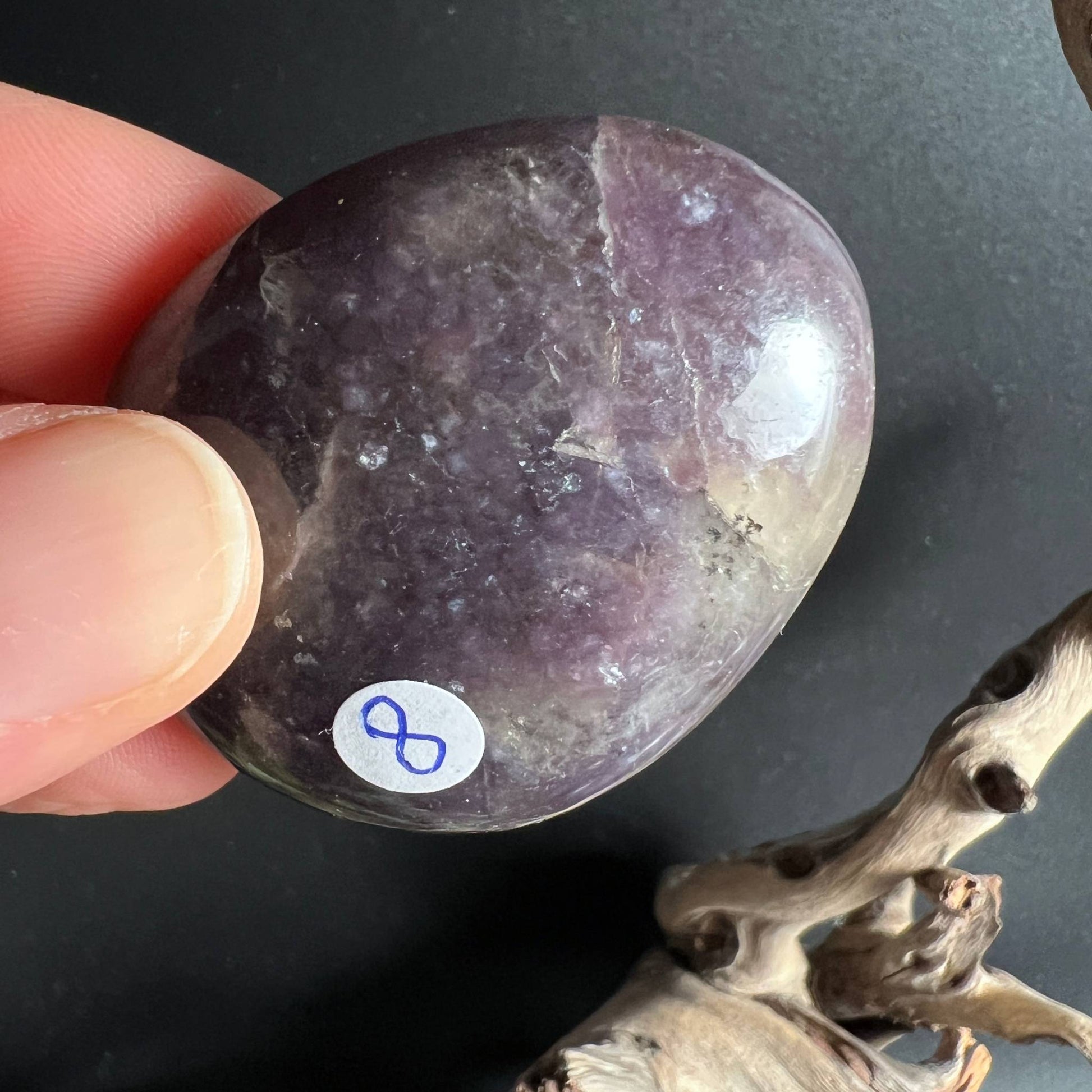 Lepidolith Palmstone Nr. 8 dunkellila poliert | Lithium Mica Madagaskar | Happy Minerals