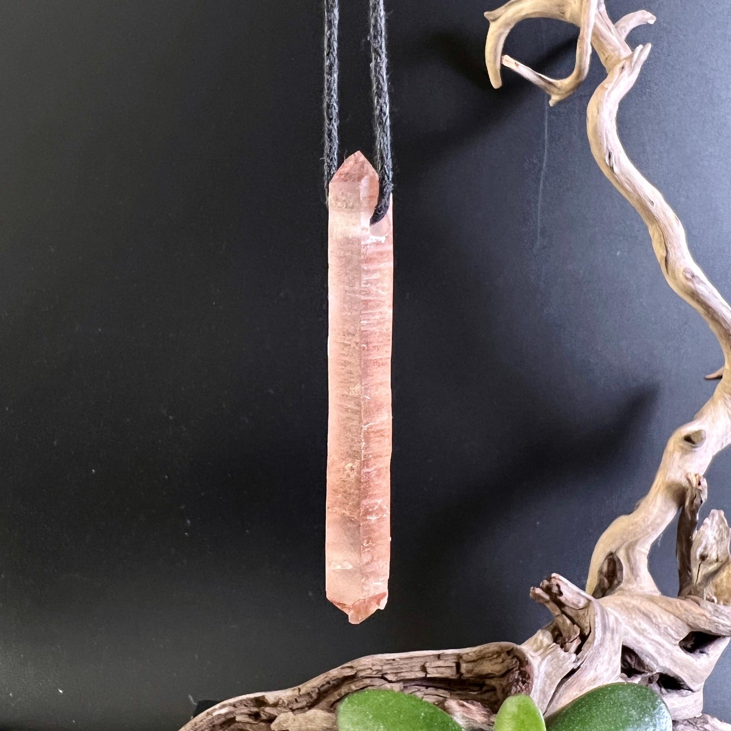 Lithiumquarz Anhänger an schwarzem Textilband | Happy Minerals