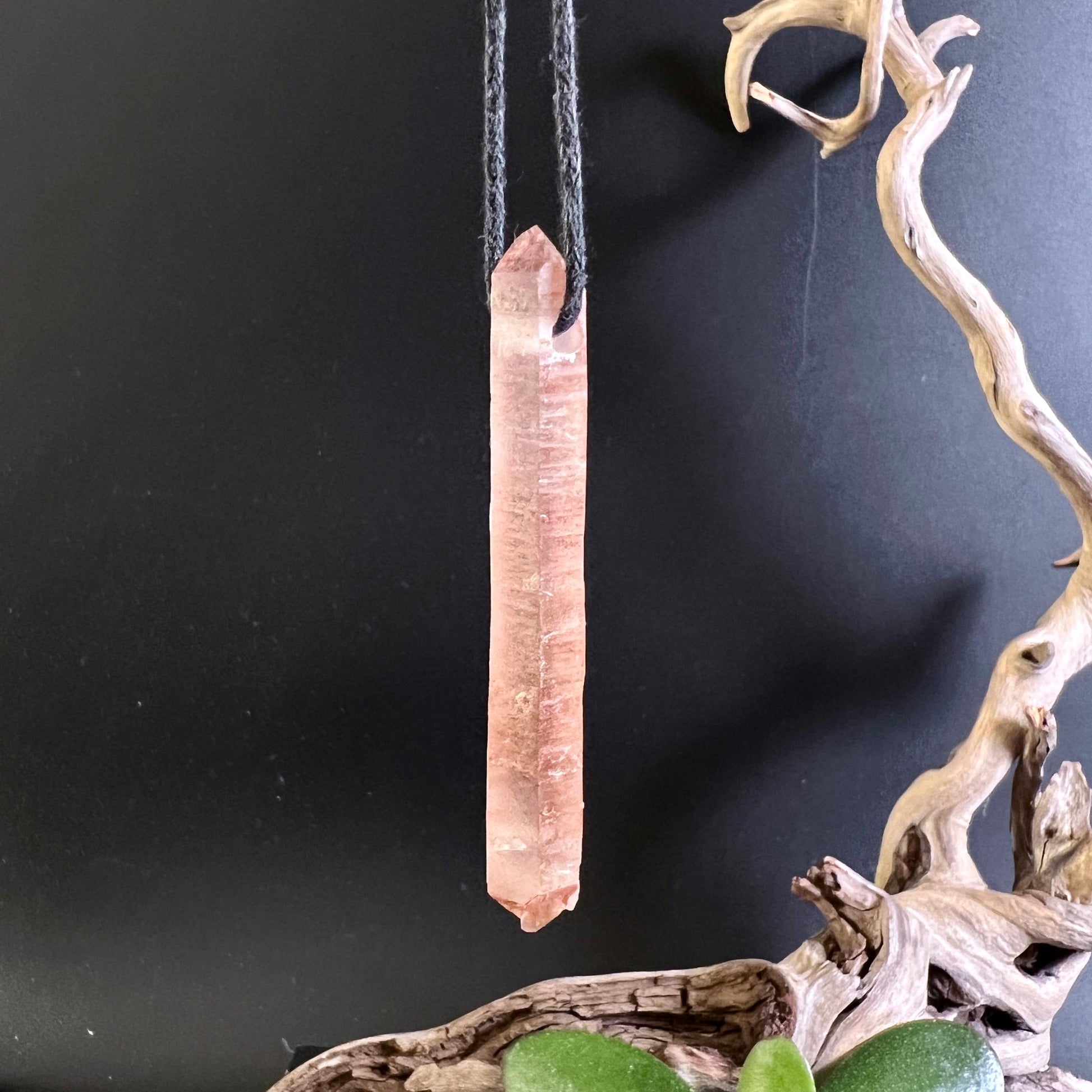 Lithiumquarz Anhänger an schwarzem Textilband | Happy Minerals