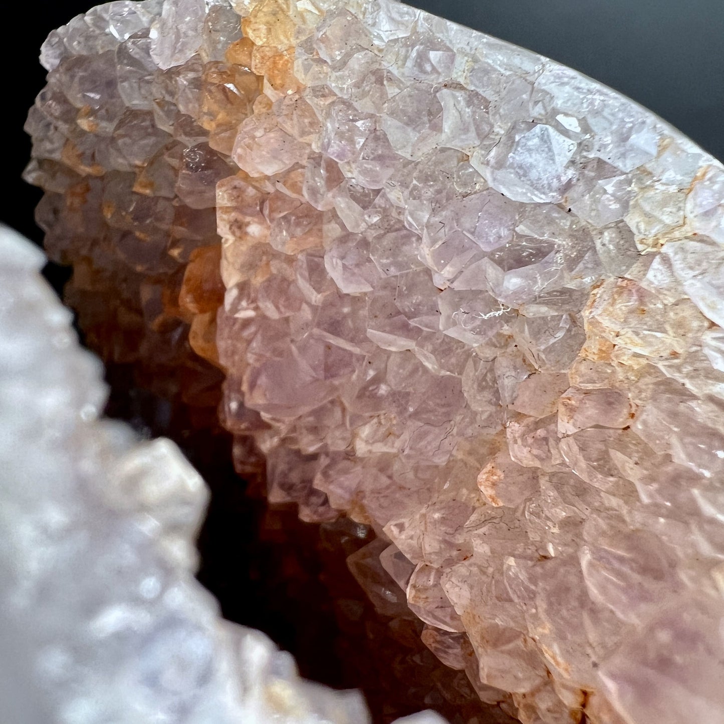 Makroaufnahme der Amethyst-Druse mit Golden Healer Quarz Kristallen in warmen Farben | Happy Minerals