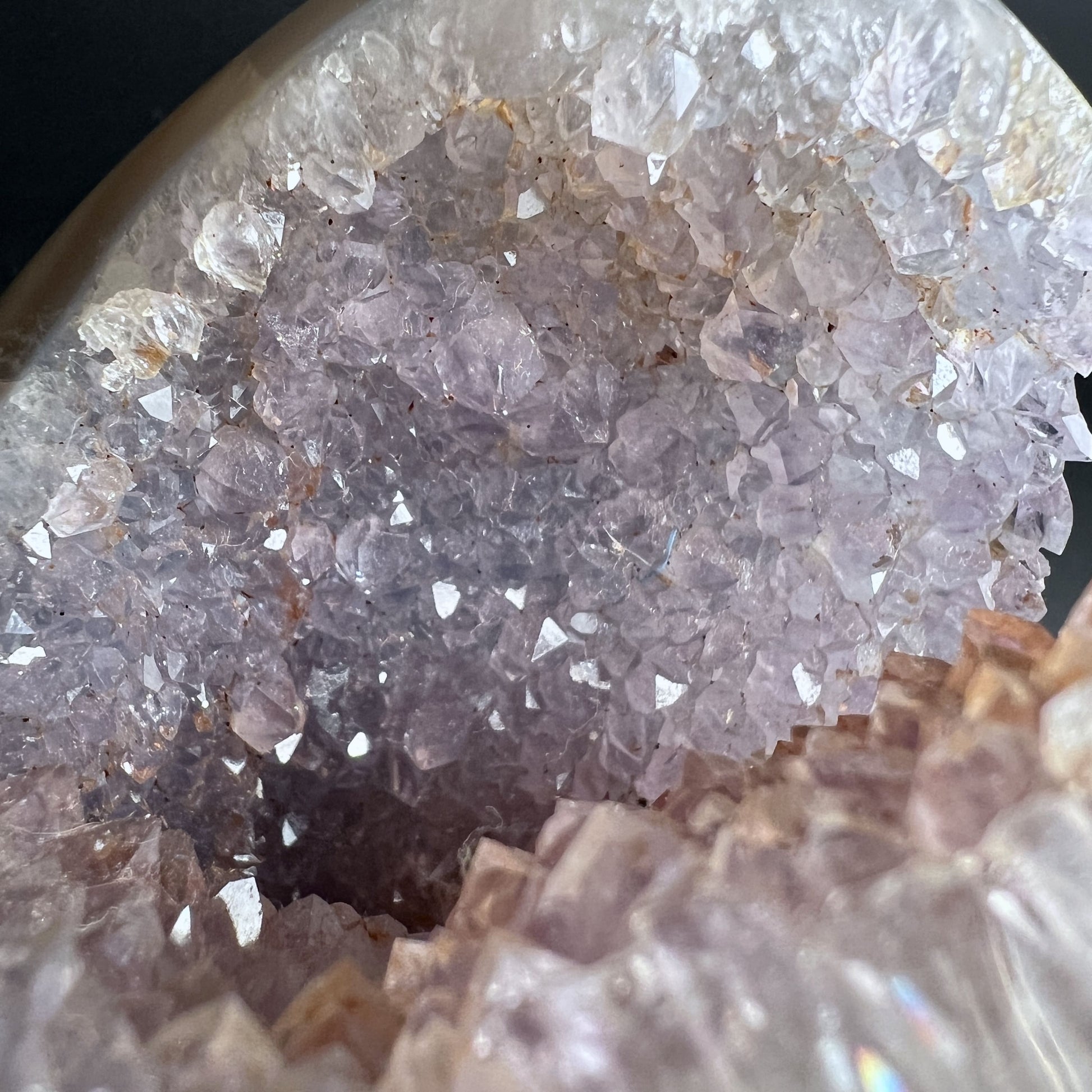 Makroaufnahme der Amethyst-Druse mit Quarz Kristallen in warmen Farben | Happy Minerals