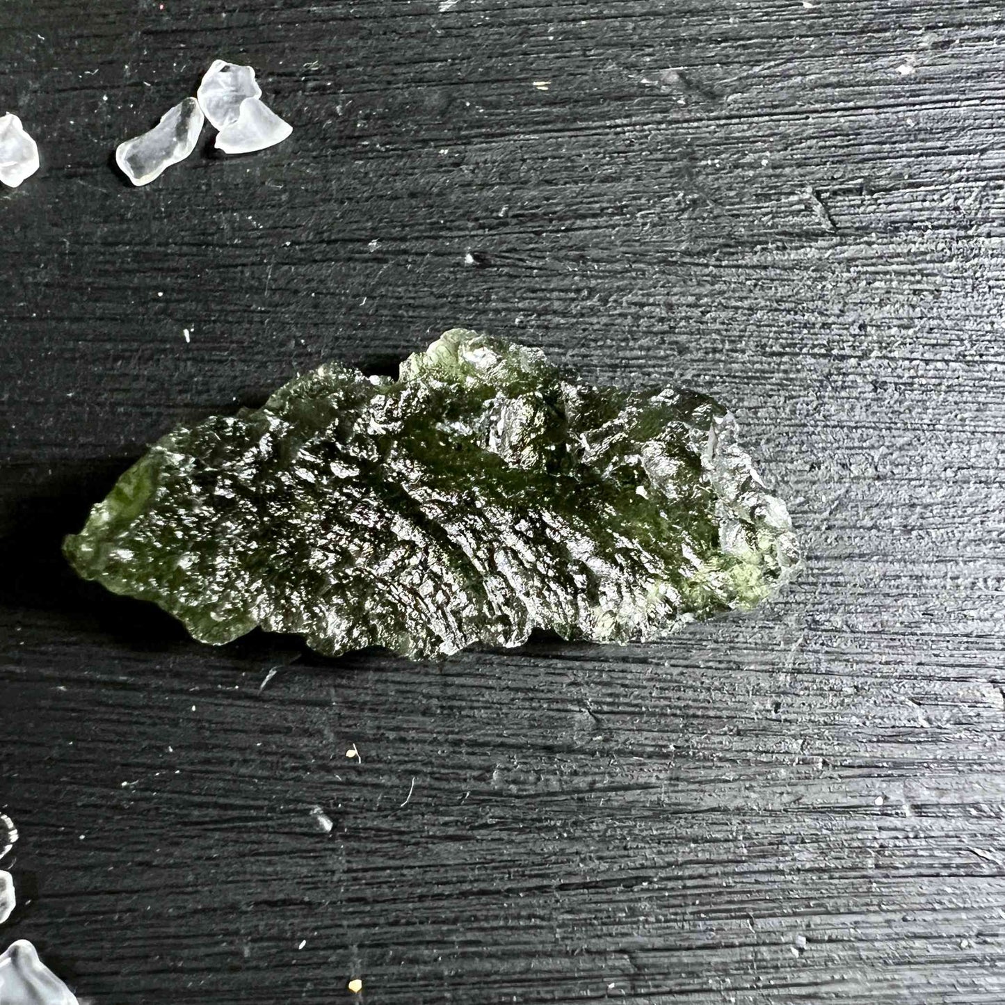 Moldavit Besednice ca. 29mm in der Hand - HAPPY MINERALS